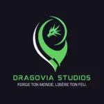 Logo principal de Dragovia Studios, entreprise fictive de jeux vidéo. Design stylisé d’un dragon vert avec le slogan “Forge ton monde, libère ton feu.”